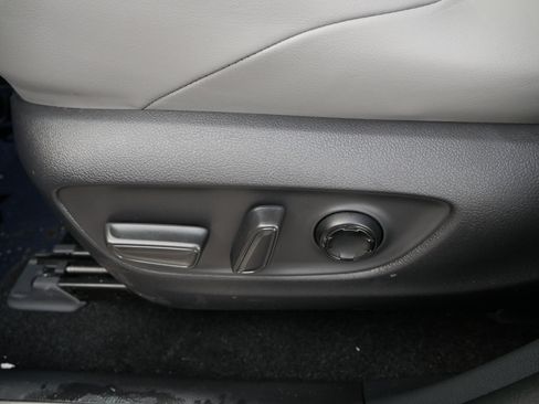 Used 2024 Toyota Venza Limited image 20