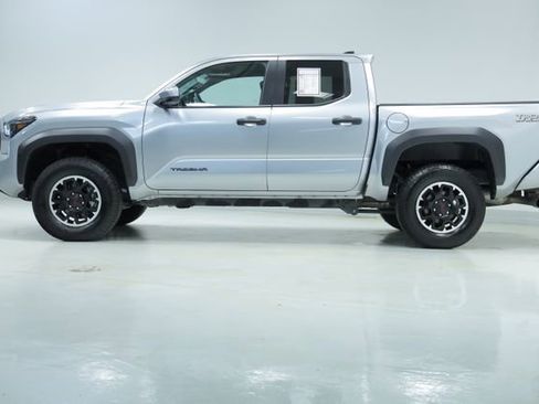 Used 2025 Toyota Tacoma TRD Off-Road AWD/4WD image 4