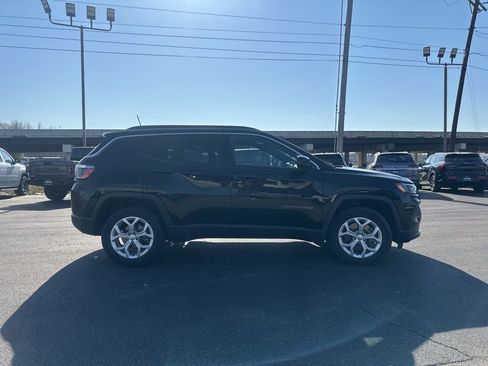 Used 2024 Jeep Compass Latitude image 5