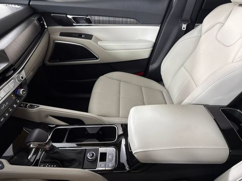 Used 2025 Kia Telluride SX w/ SX Captain's Chair Package FWD image 23