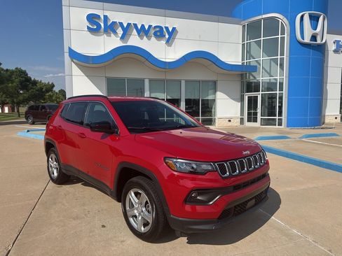 Used 2024 Jeep Compass Latitude image 1