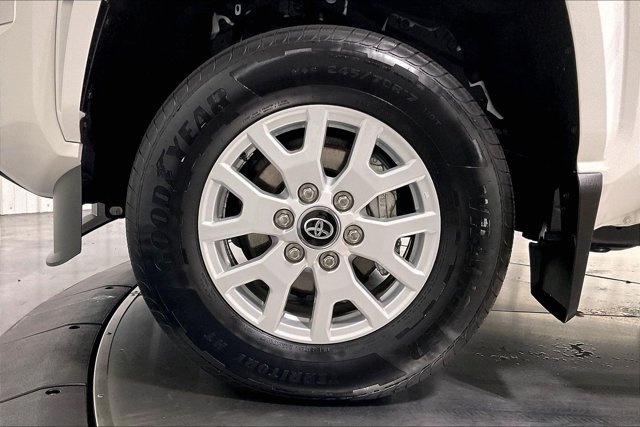 Certified 2025 Toyota Tacoma SR5 AWD/4WD image 10