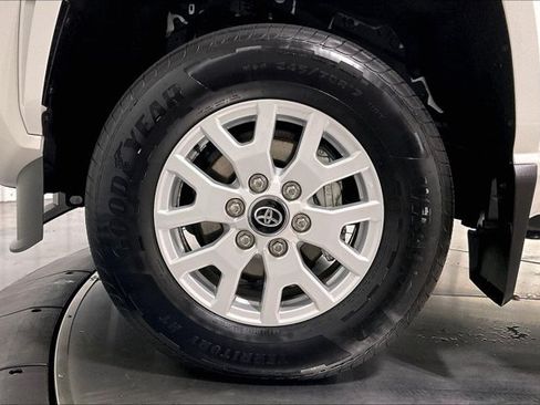 Certified 2025 Toyota Tacoma SR5 AWD/4WD image 10