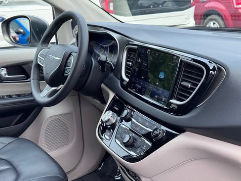 Used 2023 Chrysler Pacifica Touring-L FWD image 24