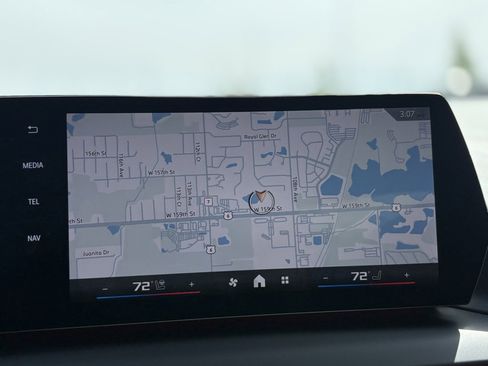 Used 2025 BMW M235i xDrive w/ Premium Package image 9