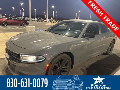 Used 2018 Dodge Charger SXT w/ Blacktop Package image 1