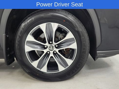 Used 2024 Toyota Highlander XLE AWD/4WD image 9