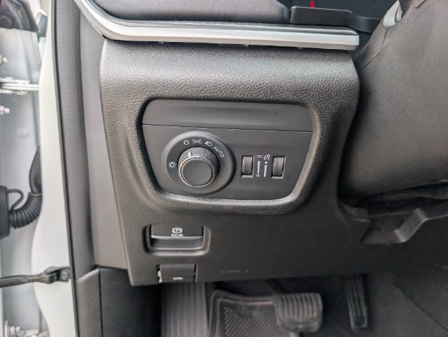 Used 2024 Jeep Grand Cherokee Altitude RWD image 11