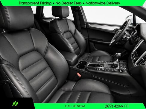Used 2018 Porsche Macan Turbo AWD/4WD image 7