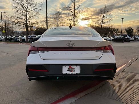 Used 2025 Hyundai Elantra Limited image 7