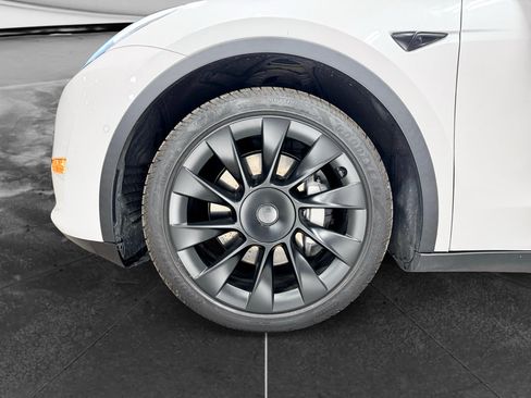 Used 2022 Tesla Model Y Long Range AWD/4WD image 30