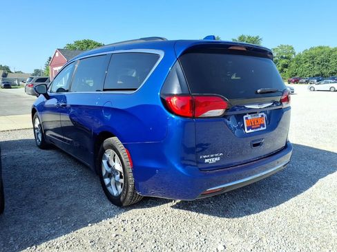 Used 2019 Chrysler Pacifica Touring Plus w/ Advanced Safetytec Group FWD image 2