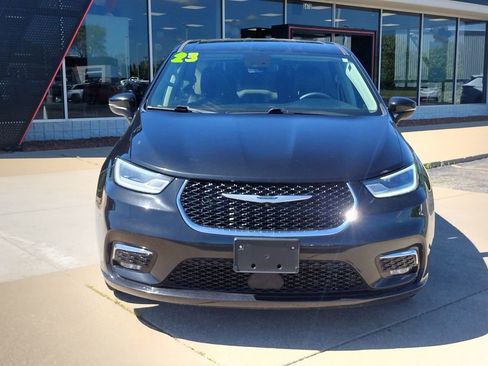 Used 2023 Chrysler Pacifica Touring-L FWD image 2