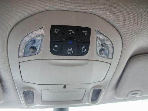 Used 2023 Chrysler Pacifica Limited FWD image 23