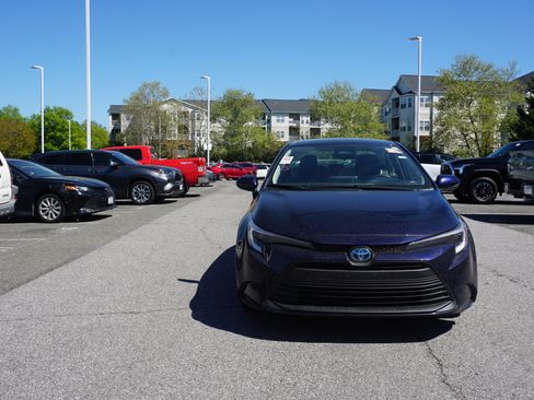 Used 2025 Toyota Corolla LE image 2