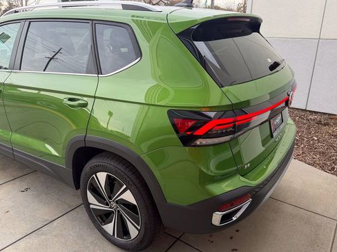 New 2026 Volkswagen Taos SE image 8