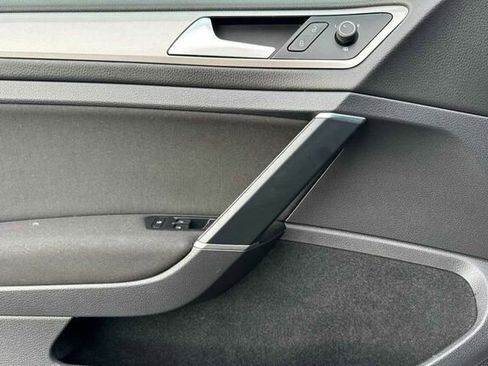 Used 2016 Volkswagen e-Golf SE w/ DC Fast Charging Package image 11