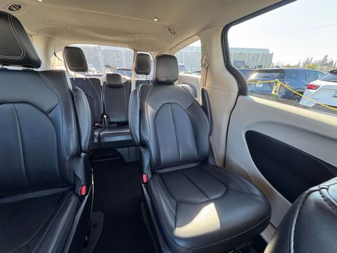 Used 2023 Chrysler Pacifica Touring-L image 39