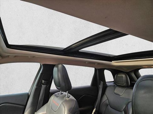 Used 2016 Jeep Cherokee Trailhawk w/ Comfort/Convenience Group image 16