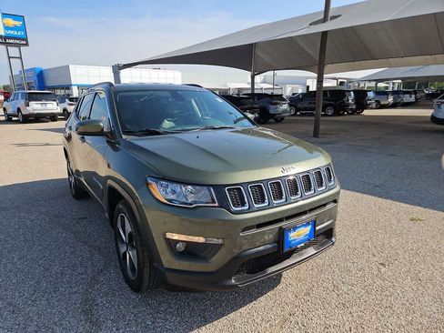 Used 2018 Jeep Compass Latitude w/ Popular Equipment Group FWD image 2