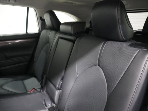 Used 2021 Toyota Highlander Limited image 13