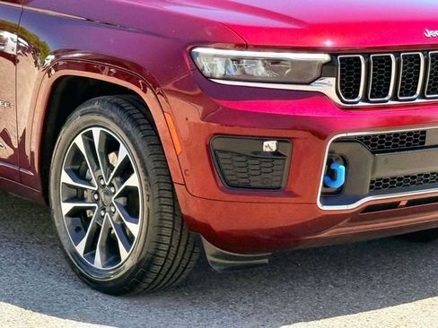 Used 2023 Jeep Grand Cherokee Overland w/ Luxury Tech Group IV AWD/4WD image 9