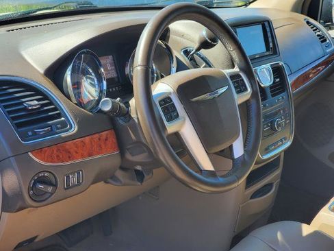 Used 2014 Chrysler Town & Country Touring FWD image 7