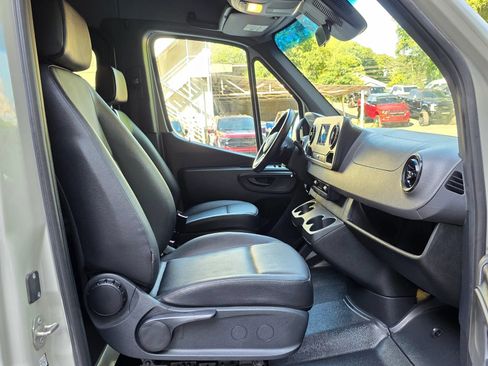 Used 2022 Mercedes-Benz Sprinter 2500 image 32