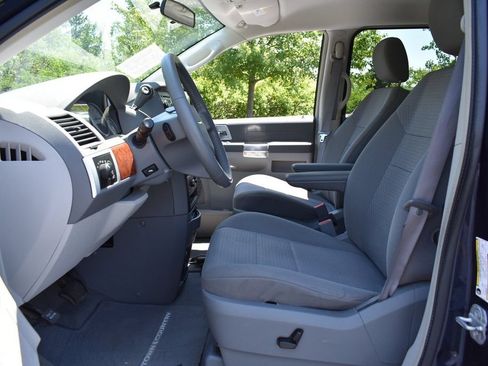 Used 2008 Chrysler Town & Country Touring FWD image 9