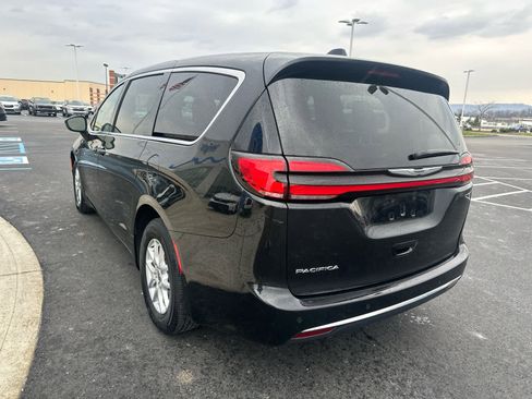 Used 2024 Chrysler Pacifica Touring-L image 6