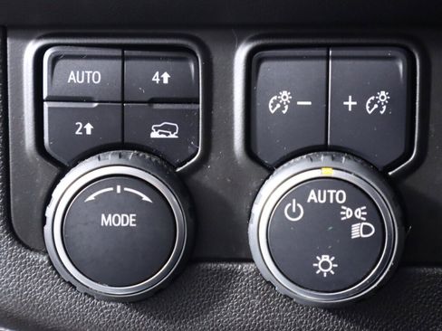 Used 2021 Chevrolet Suburban LT image 11