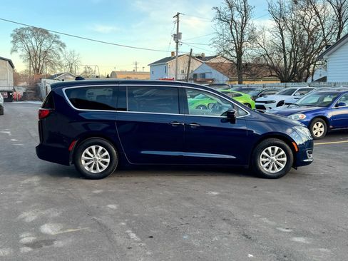 Used 2018 Chrysler Pacifica Touring Plus image 8