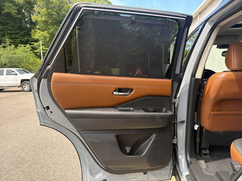Used 2022 Nissan Pathfinder Platinum w/ Cargo Package FWD image 11