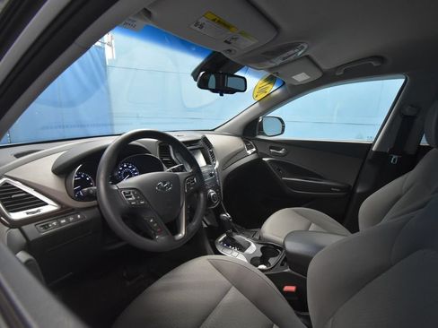 Used 2017 Hyundai Santa Fe SE FWD image 2