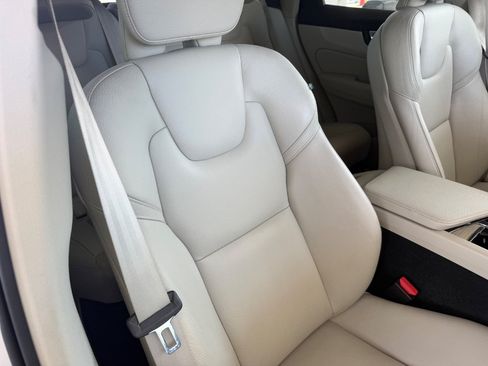 Used 2019 Volvo XC60 T5 Momentum w/ Premium Package FWD image 34