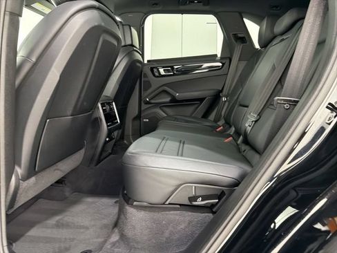 Used 2022 Porsche Cayenne Platinum Edition AWD/4WD image 17