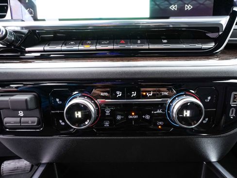 Used 2025 GMC Sierra 1500 Elevation image 21