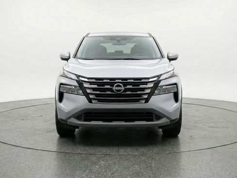 Used 2025 Nissan Rogue SV image 2