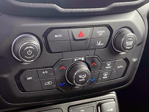 Certified 2023 Jeep Renegade Latitude image 28