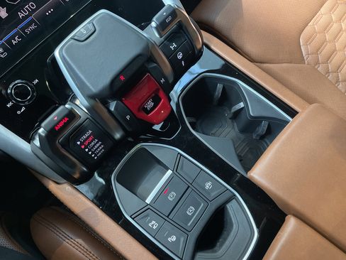 Used 2021 Lamborghini Urus AWD/4WD image 32