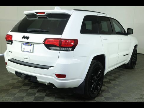 Used 2017 Jeep Grand Cherokee Altitude AWD/4WD image 15