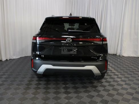 New 2025 Volkswagen Tiguan SE image 22