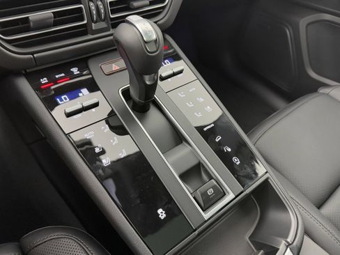 Certified 2026 Porsche Macan AWD/4WD image 18