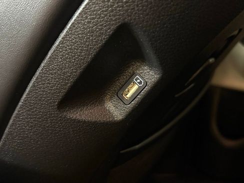 Used 2022 Kia Carnival LX FWD image 33