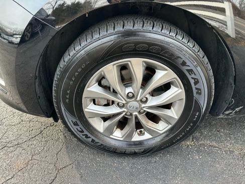 Used 2020 Kia Sedona L image 9