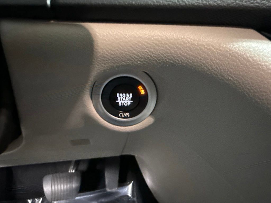 Used 2023 Chrysler Pacifica Touring-L FWD image 29