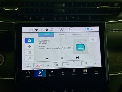Used 2023 Jeep Grand Cherokee Limited w/ Luxury Tech Group II AWD/4WD image 19