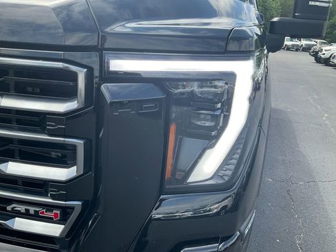 Used 2025 GMC Sierra 2500 AT4 w/ AT4 Premium Plus Package AWD/4WD image 9