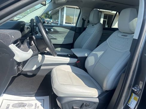 Used 2025 Ford Explorer Platinum w/ Ultimate Package image 4