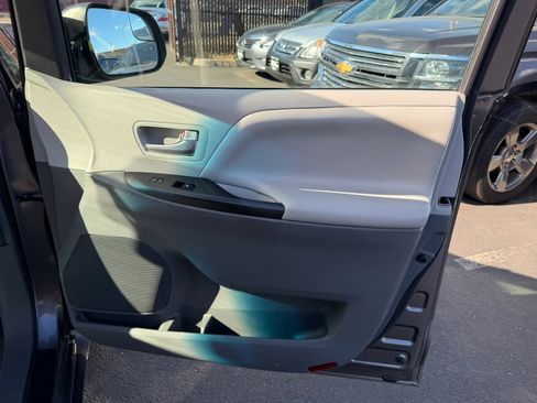 Used 2017 Toyota Sienna LE FWD image 15